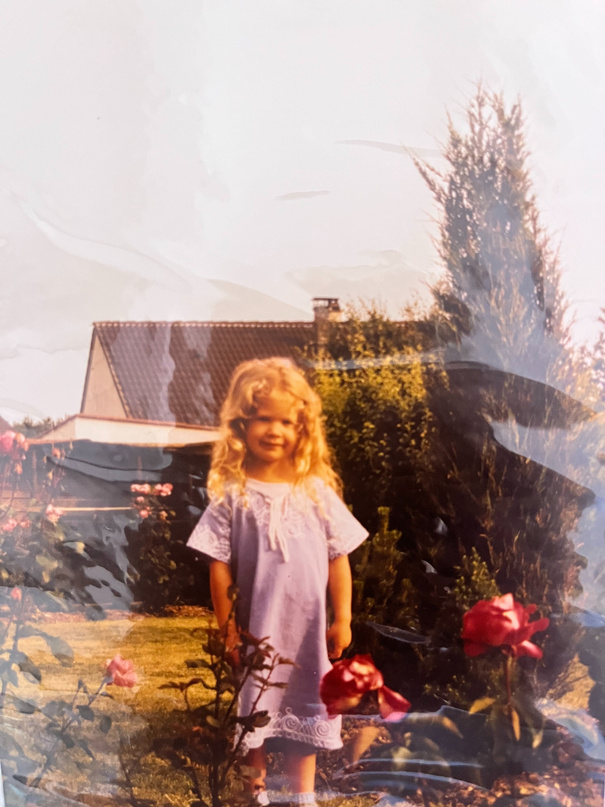 photo de valérie gonzalez à l'âge de 2 ans dans son jardin en Eure-et-Loir